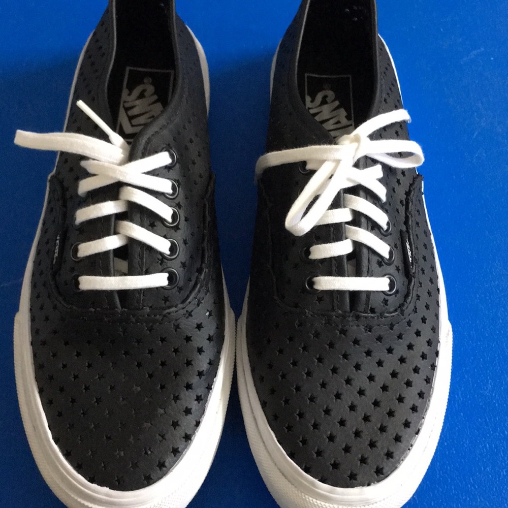 VANS LEATHER USE SIZE. 7.5 SOME STAINS